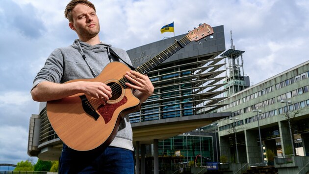 Jürgen Schwarz mit seiner Gitarre vor dem NÖ-Landhaus. (Bild: Imre Antal)