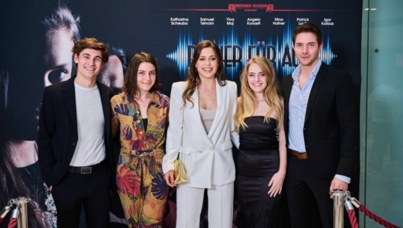 Die junge Darsteller-Riege bei der Premiere von „Dinner für Acht“ im Cineplexx Wienerberg (Bild: Thomas Suchanek)