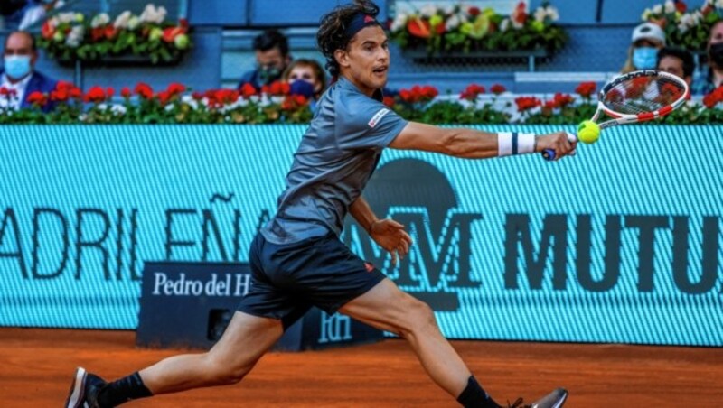 epa09177747 Dominic Thiem of Austria in action against Marcos Giron of US during their match at the Mutua Madrid Open tennis tournament in Madrid, Spain, 04 May 2021. EPA/Juanjo Martin (Bild: EPA)