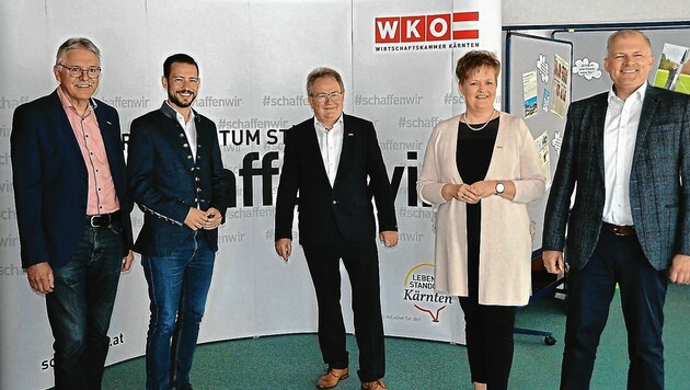 Werner Plasounig (Leiter der WKK-Bezirksstelle), Landesrat Sebastian Schuschnig, Bezirksstellenobmann Hannes Kandolf, WKK-Vizepräsidentin Astrid Legner und Michael Themessl (WKÖ). (Bild: Fister Katrin)