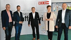 Werner Plasounig (Leiter der WKK-Bezirksstelle), Landesrat Sebastian Schuschnig, Bezirksstellenobmann Hannes Kandolf, WKK-Vizepräsidentin Astrid Legner und Michael Themessl (WKÖ). (Bild: Fister Katrin)