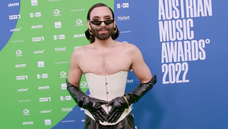 Conchita Wurst im Korsett bei den Amadeus Awards 2022 (Bild: krone.tv)