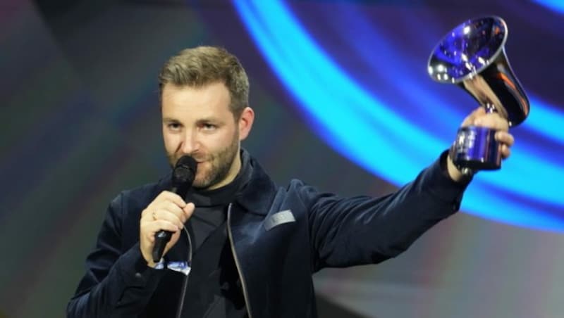 Der Musiker Josh (Gewinner POP/ROCK) am Freitag, 29. April 2022, bei der Verleihung der 22. Amadeus Austrian Music Awards 2022 im Volkstheater in Wien. (Bild: APA/GEORG HOCHMUTH)