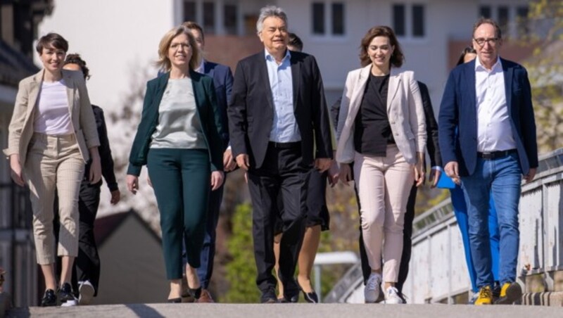 V.l.n.r.: Sigi Maurer, Leonore Gewessler, Werner Kogler, Alma Zadic und Johannes Rauch beim Bundeskongress der Grünen in Villach (Bild: APA/EXPA/Johann Groder)