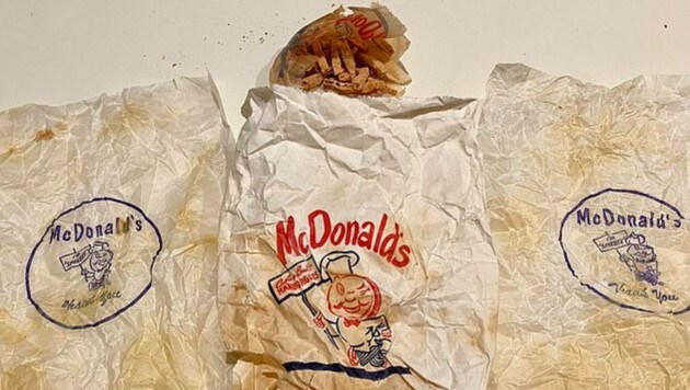 Grace und Rob Jones entdeckten dieses 63 Jahre alte McDonald‘s-Happy-Meal in der Badezimmerwand. (Bild: Rob Jones/Reddit)
