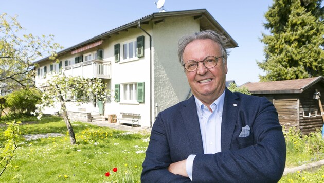 Hermann Metzler vor seinem Elternhaus, das auch sein Altenteil werden soll. Momentan überlegt er, das Gebäude Flüchtlingen aus der Ukraine zur Verfügung zu stellen. (Bild: Mathis Fotografie)