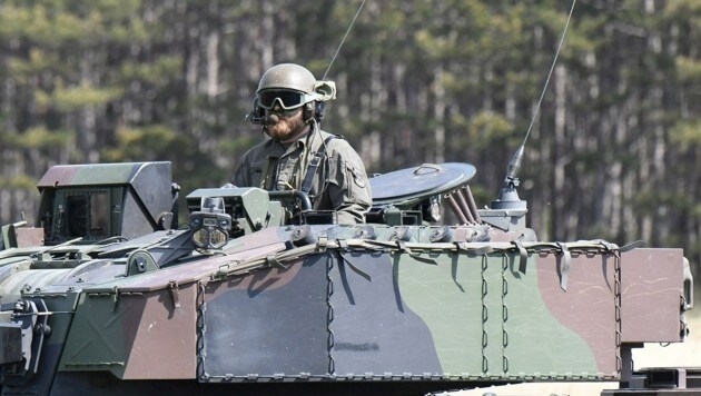 Comandante en la escotilla de la torreta abierta de un vehículo de combate de infantería de Ulan.  (Imagen: P. Huber)