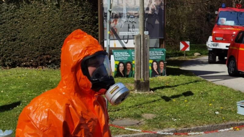 Ein Feuerwehrmann in einem ABC-Schutzanzug steht in der Nähe der Lübecker Freilichtbühne, auf der es zu einem Zwischenfall gekommen ist. Auf dem Gelände sollte eine Wahlkampfveranstaltung mit der deutschen Außenministerin Baerbock stattfinden. (Bild: Volker Gerstmann / dpa / picturedesk.com)