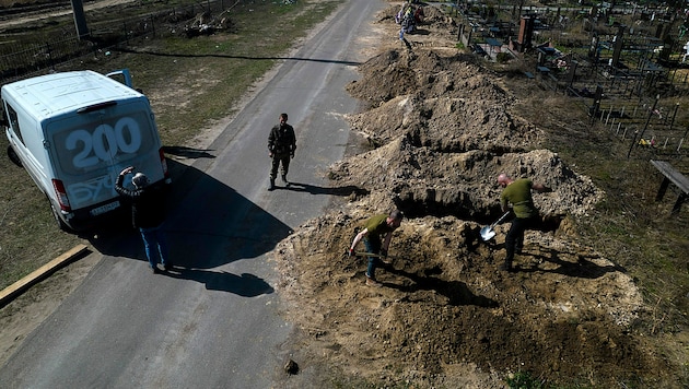 Gräber für die Opfer von Butscha (Bild: AP)