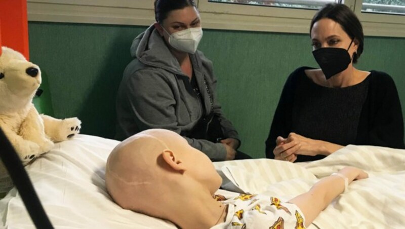 Angelina Jolie besuchte im römischen Kinderkrankenhaus Ospedale Pediatrico Bambino Gesu krebskranke Kinder aus der Ukraine. (Bild: Ospedale Pediatrico Bambino Ges / Eyevine / picturedesk.com)