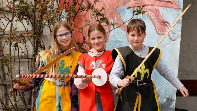 Claudia, Patricia und Daniel haben sich als Ritter verkleidet und kämpfen im Turnier gegeneinander. (Bild: Tschepp Markus)