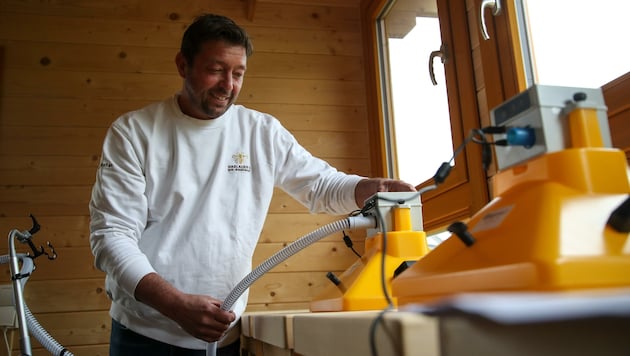 Christian Haslauer betreibt Österreichs erste Apitherapie-Station. Bienen kann man dabei übrigens dank Filter nicht einatmen. (Bild: Tröster Andreas)