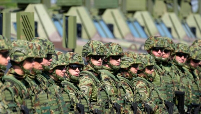 Serbische Soldaten bei der Präsentation der neuen Luftabwehr in Batajnica nahe Belgrad (Bild: AP)