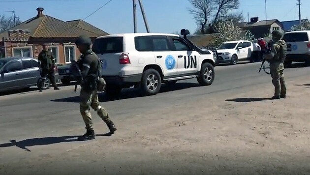 Ein Konvoi der Vereinten Nationen auf dem Weg zum Asow-Stahlwerk (Bild: Screenshot ANNA News)