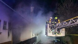 Die Einsatzkräfte verhinderten ein Übergreifen des Feuers auf das Wohnhaus (Bild: Pressefoto Scharinger © Daniel Scharinger)