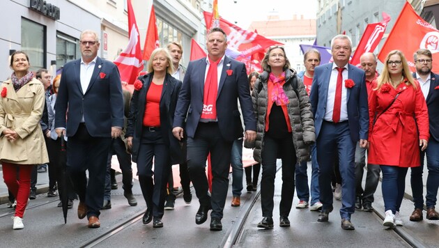 Die SPÖ-Spitze führte den Aufmarsch an. (Bild: SPÖ Graz)