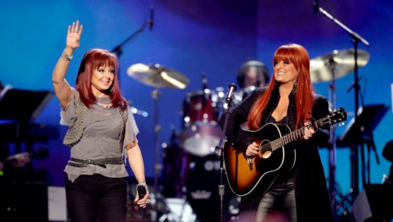 Naomi Judd und ihre Tochter Wynonna Judd feierten als Country-Sängerinnen unter den Namen The Judds Erfolge. (Bild: APA/AP Photo/Julie Jacobson)