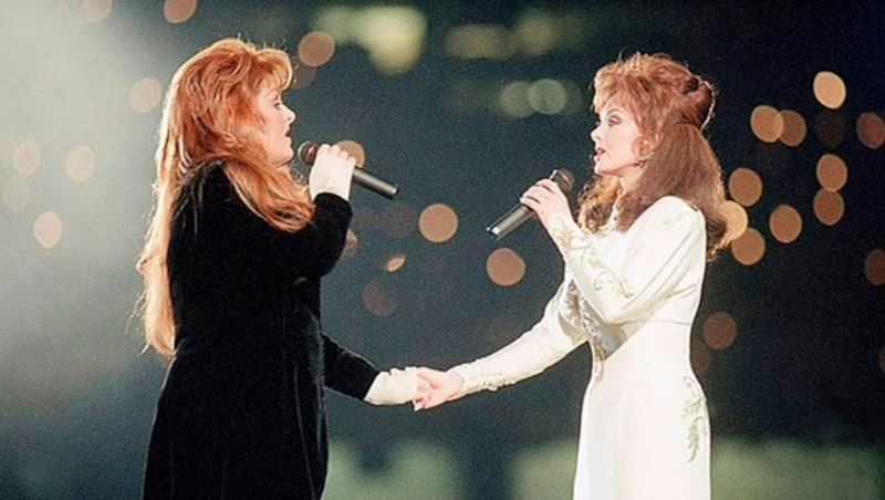 Wynonna Judd (links) und ihre Mutter Naomi Judd bei einem Auftritt (Bild: APA/AP Photo/Eric Draper)