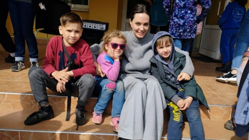 Angelina Jolie mit Kindern in Lemberg (Bild: Maksym Kozutsky/Lviv City Hall via AP)