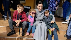 Angelina Jolie mit Kindern in Lemberg (Bild: Maksym Kozutsky/Lviv City Hall via AP)
