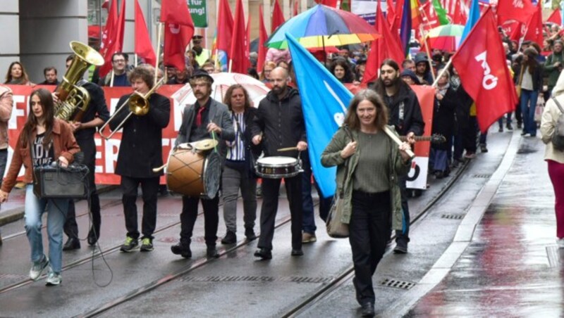 Bürgermeisterin Elke Kahr führte den KPÖ-Zug durch Graz an. (Bild: Ricardo)