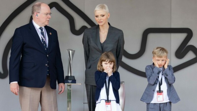 Fürst Albert und Fürstin Charlene mit den Kindern Prinzessin Gabriella und Prinz Jacques, denen das FIA-Formel-E-Rennen zu laut ist (Bild: www.viennareport.at)