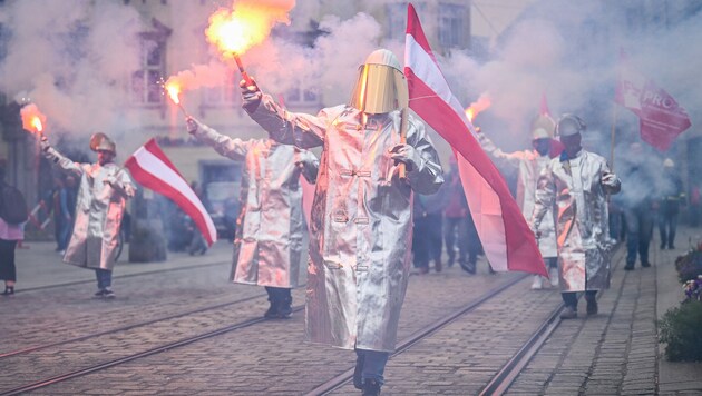 1. Mai der SPÖ am Linzer Hauptplatz, eine entflammte Abordnung der Voest (Bild: Alexander Schwarzl)