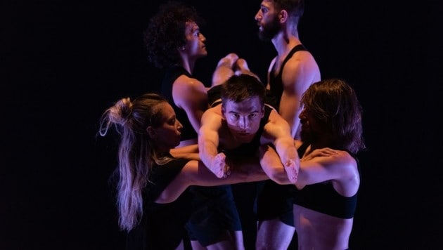 Choreografin Silke Grabinger und ihr Ensemble begeistern mit der Performance „Unter Boden“ (Bild: PETRA MOSER)
