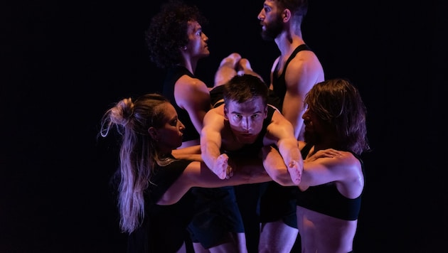 Choreografin Silke Grabinger und ihr Ensemble begeistern mit der Performance „Unter Boden“ (Bild: PETRA MOSER)
