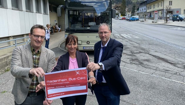 Bürgermeister Maier, seine Vize Golob und Jürgen Rohde (ÖBB) mit der Radenthein Bus-Card (Bild: Elisa Aschbacher)