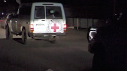 Die Evakuierungsmission wird von Mitarbeitern des Internationalen Roten Kreuzes und der UNO begleitet. (Bild: AFP)