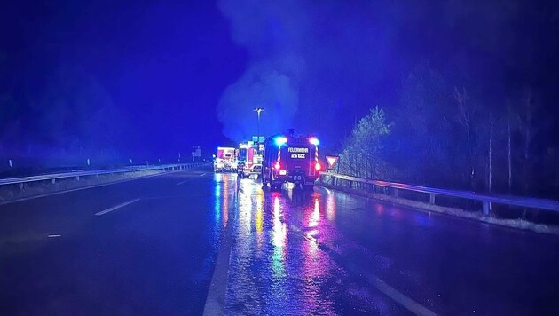 Auf der Karawankenautobahn fing ein Lkw zu brennen an (Bild: FF Frießnitz Rosenbach)