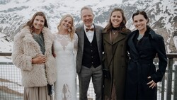 Julia Mancuso, Sandra Lahnsteiner, Gernot Wagner, Viktoria Rebensburg, Anna Veith (v.li.) (Bild: claudiaweaver.com)