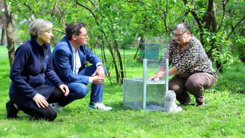 Tierschutzombudsfrau Persy (links) und Tierschutzstadtrat Czernohorszky übergaben zehn neue Fallen an das Wiener Kastrationsprojekt. (Bild: PID/VOTAVA)