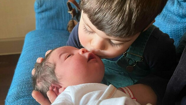 Andy Cohens Sohn Ben trifft zum ersten Mal seine kleine Schwester Lucy (Bild: www.instagram.com/bravoandy)