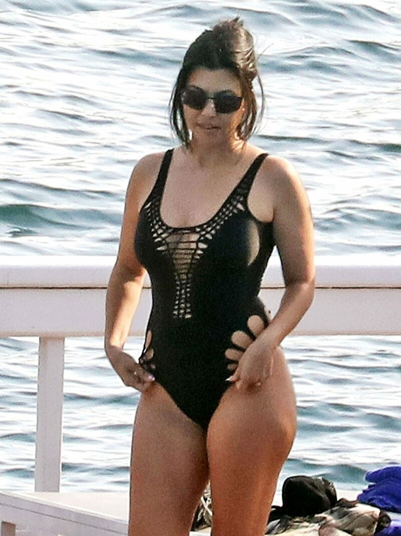 Kourtney Kardashian zog in ihrem Cut-out-Badeanzug alle Blicke auf sich. (Bild: www.PPS.at)