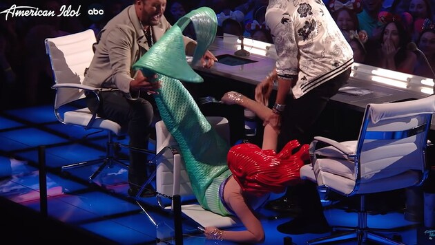 Katy Perry sorgt mit einem Hoppala bei „American Idol“ für reichlich Lacher. (Bild: Screenshot YouTube.com/AmericanIdol)