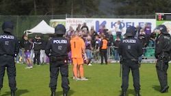 67 Polizisten waren beim Spiel Telfs – Austria Salzburg vor Ort. Nicht zum ersten Mal kam es zu Ausschreitungen zwischen diesen Fangruppen, daher war die Exekutive vorbereitet. (Bild: Alexander Dosch)