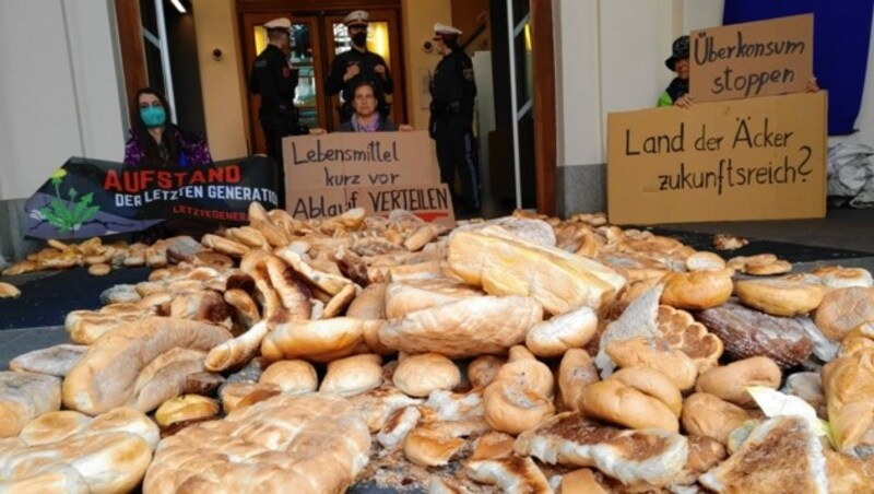 Spektakuläre Protest-Aktion der „Letzten Generation“ gegen Wegwerfgesellschaft mit Brot vor Landwirtschaftsministerium. (Bild: Letzte Generation AT)