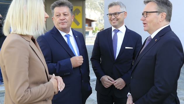 Michaela Ofner (BM Haiming), Ernst Schöpf (Gemeindeverband) mit Finanzminister Brunner und LH Platter. (Bild: Birbaumer Christof)