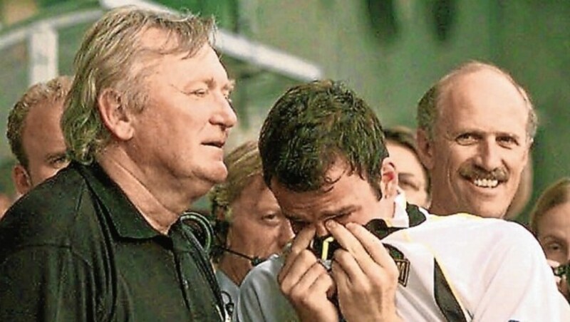 Viele Tränen weinte Mario Haas seinem Trainervater Ivica Osim bei seinem Abschied 1999 nach. (Bild: AP)