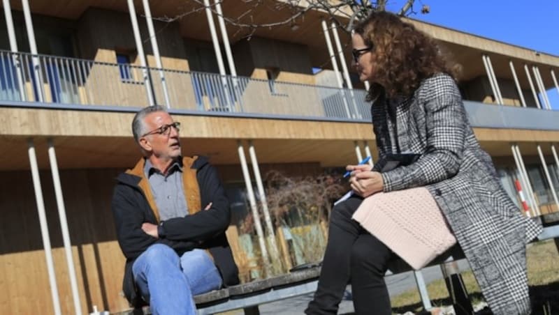 Der gebürtige Osttiroler Martin Geiler im Gespräch mit „Krone“-Redakteurin Claudia Thurner vor dem Hospizhaus in Hall. (Bild: Birbaumer Christof)