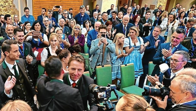 Erwin Angerer inmitten seiner blauer Freunde. Eine oder einer agiert aber als Spion und schwächt damit den Landesparteichef massiv. (Bild: Hronek Eveline)