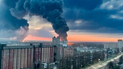 Nach dem verheerenden Brand eines Öldepots vergangene Woche (hier im Bild), war am Montag erneut eine große Rauchwolke über Russland zu sehen. (Bild: AP)