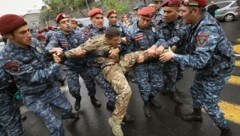 Die Proteste in der armenischen Hauptstadt Eriwan richten sich gegen Regierungschef Nikol Paschinjan. (Bild: AP/Photolure)