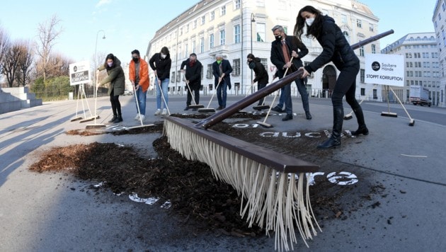 Die Reinlichkeit ist oberstes Gebot: NGOs und Prominente wollen endlich saubere Politik (Bild: APA/ROLAND SCHLAGER)
