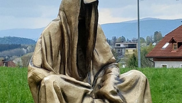 Eine Wächterfigur sitzt nun gegenüber des Friedhofs in Haslach/Mühl. (Bild: zVg)