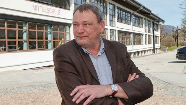 Bürgermeister Josef Weikinger ist bis heute in seinem Beruf als Lehrer an der Mittelschule Strobl tätig. (Bild: Tschepp Markus)