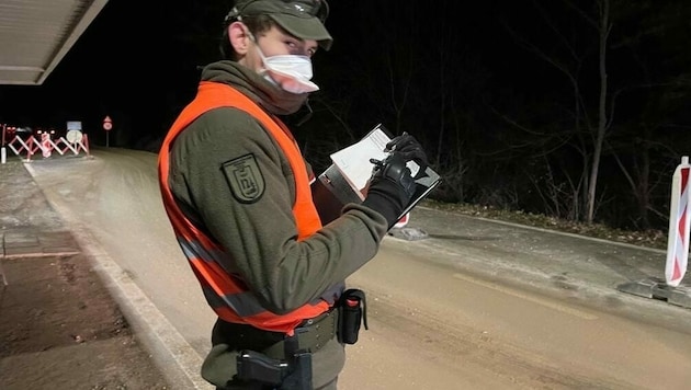 Grenzsoldaten schlugen in den frühen Morgenstunden Alarm. (Bild: Christian Schulter)