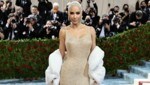 Sieben Kilo hatte Kim Kardashian abgespeckt, um in das Kleid von Marilyn Monroe zu passen. Mit ihrem Auftritt bei der Met Gala stahl sie allen die Show. (Bild: 2022 Getty Images)
